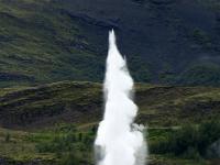 Der Geysir Strokkur schießt hoch